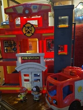 Fire Station With Firetruck Lights and Sounds